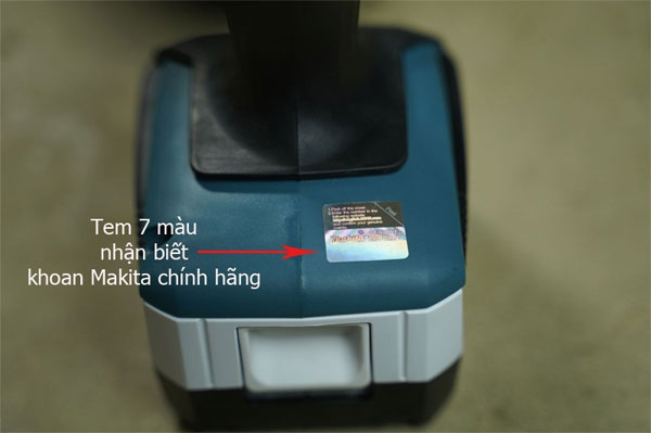 Phân biệt máy khoan Makita chính hãng bằng tem 7 màu