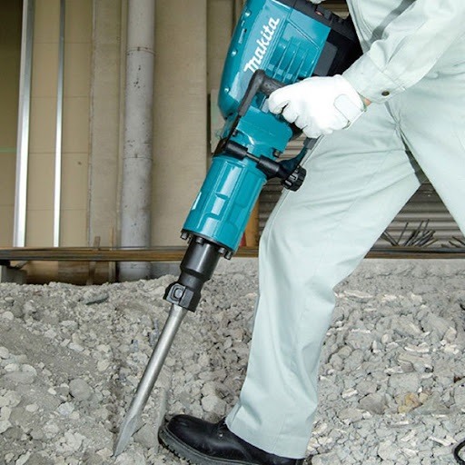 Sử dụng máy đục bê tông cần trang bị đầy đủ đồ bảo hộ