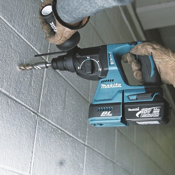 Máy khoan bê tông dùng pin khoan dễ dàng trên tường và các bề mặt vật liệu cứng