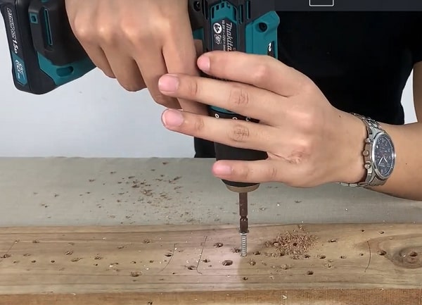 Cách bắt vít gỗ đơn giản