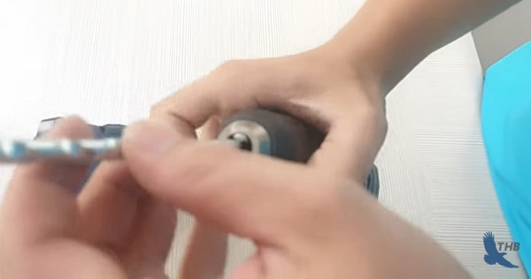 Cách lắp máy khoan với mũi khoan 