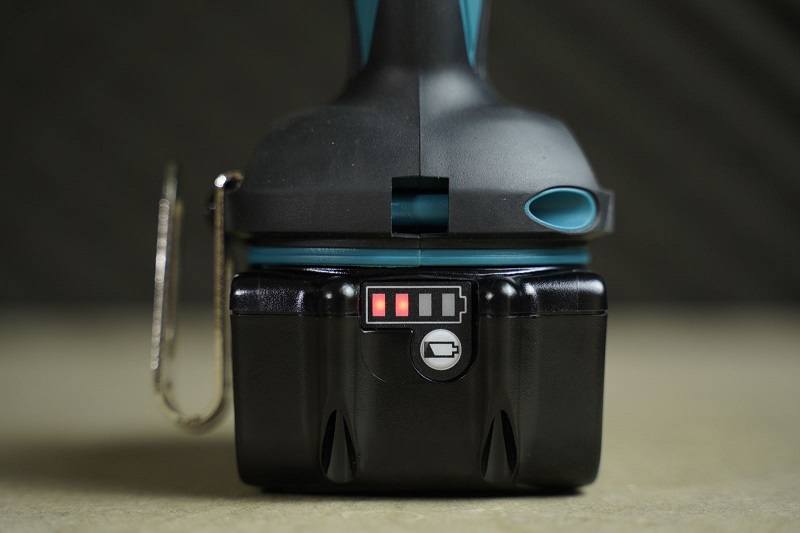 Pin máy Makita DTD153RFE có đèn báo hiệu dung lượng