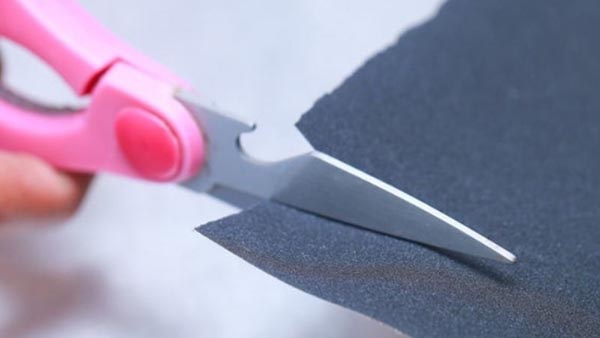 Cách mài kéo cắt cành bằng giấy nhám