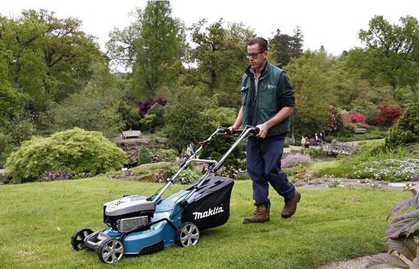 Cách pha xăng nhớt cho máy cắt cỏ đúng chuẩn sẽ giúp máy bền bỉ