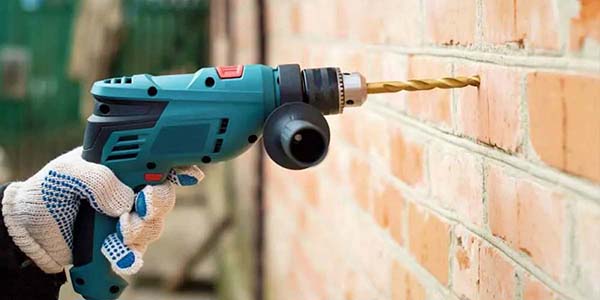 Chọn máy khoan có chức năng khoan gạch để đảm bảo làm việc tốt